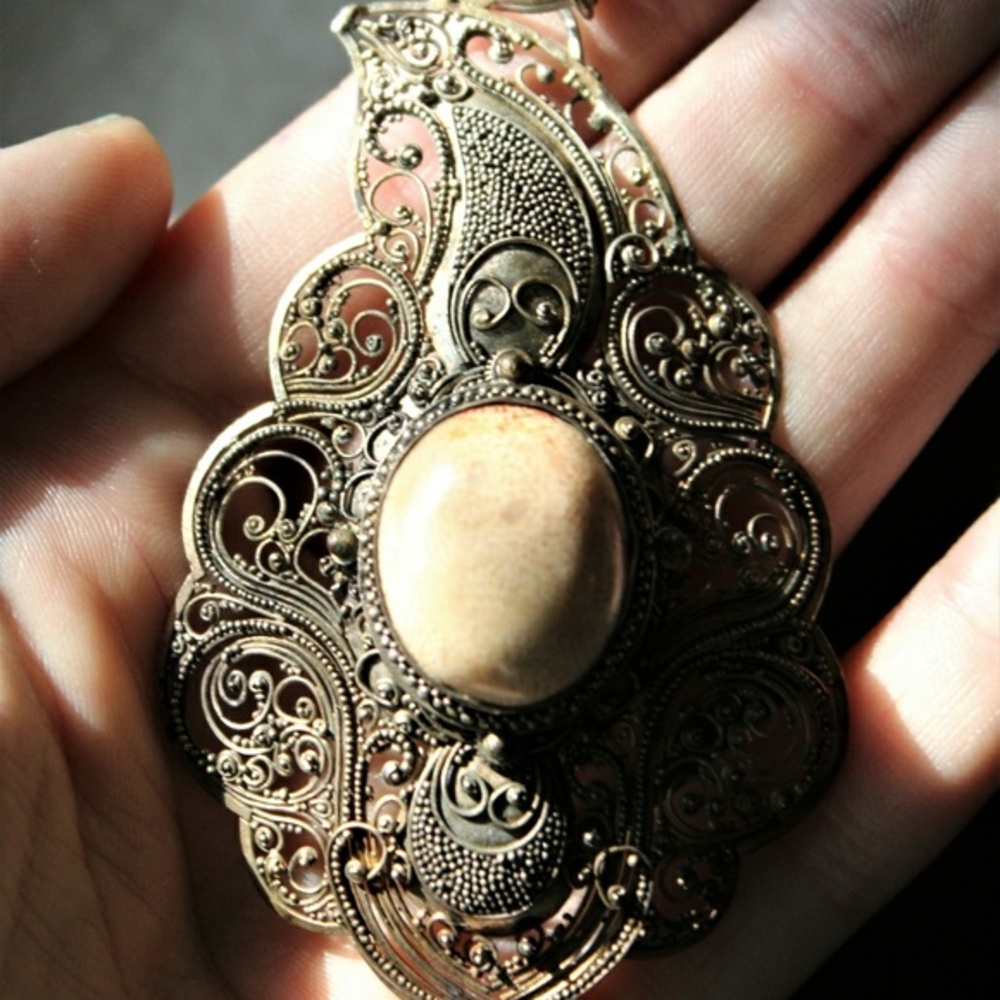 Elegant Gold Filigree Necklace